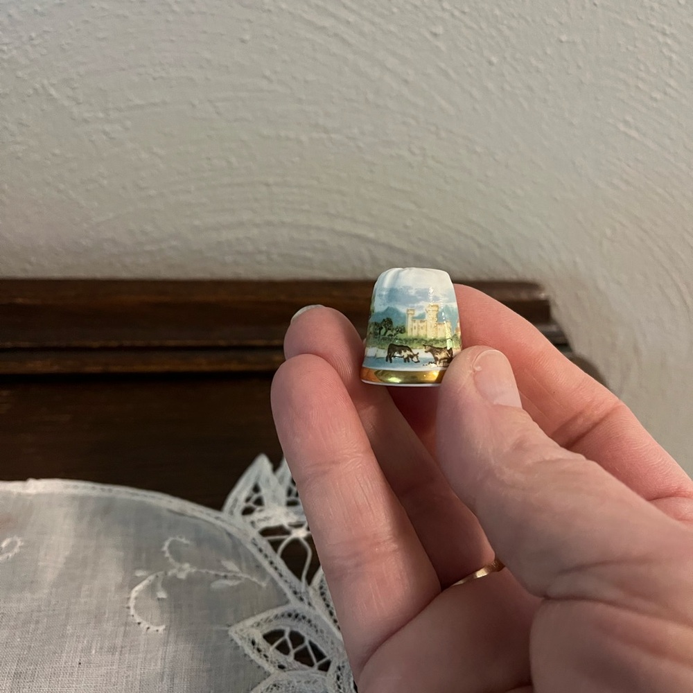 Decorative Ceramic Thimble with Longton Hall England Scenic Design